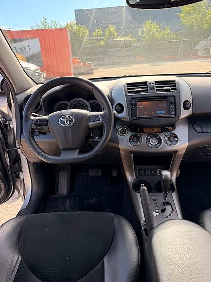 Toyota RAV4 8 of 21