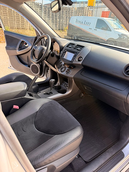 Toyota RAV4 9 of 21