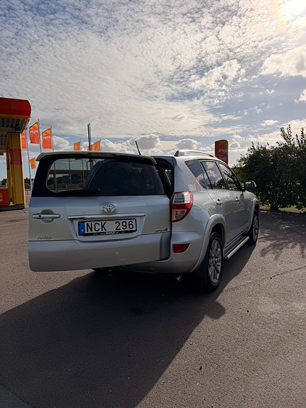 Toyota RAV4 4 of 21