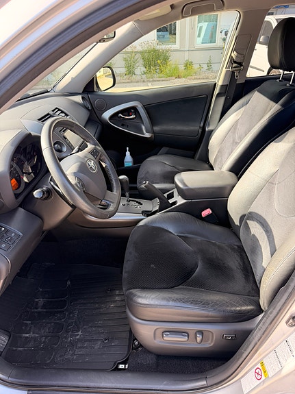 Toyota RAV4 14 of 21