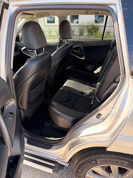Toyota RAV4 16 of 21