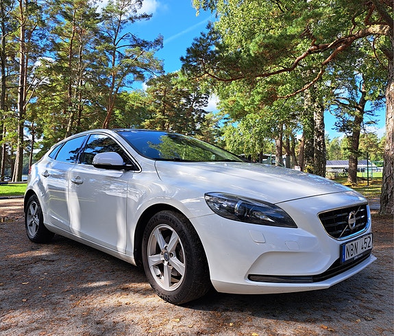 Volvo V40 2 of 9