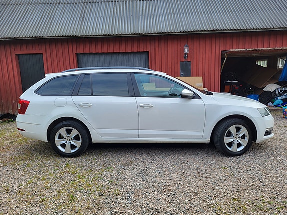 Skoda Octavia 2 of 9