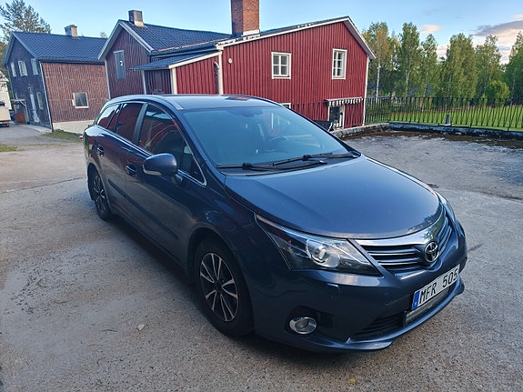 Toyota Avensis 2 of 9