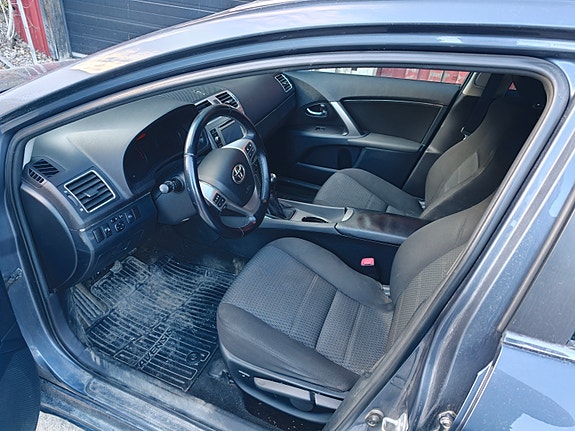 Toyota Avensis 3 of 9