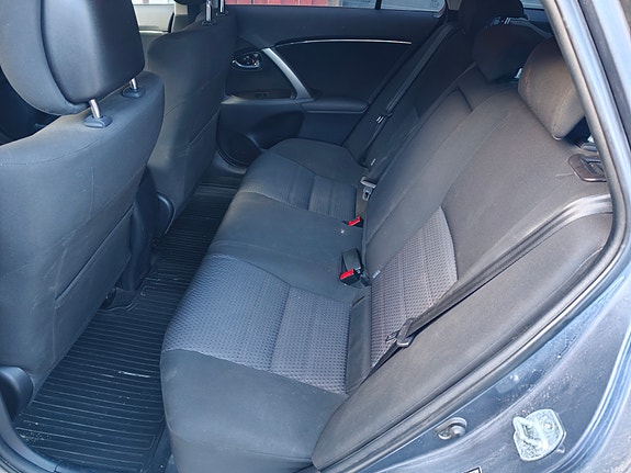 Toyota Avensis 4 of 9