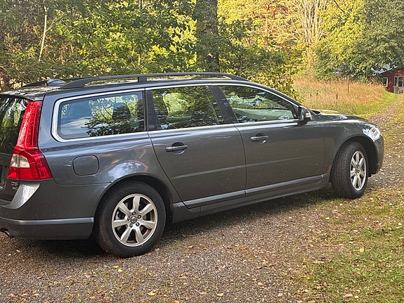Volvo V70 2 of 4