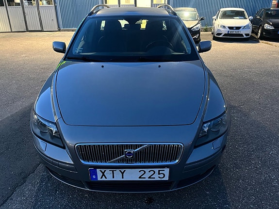 Volvo V50 3 of 26