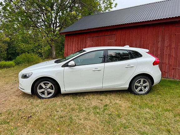Volvo V40 2 of 8