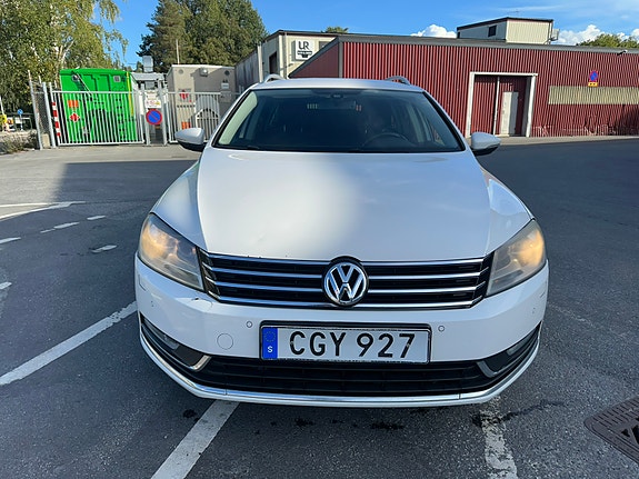 Volkswagen Passat 2 of 6