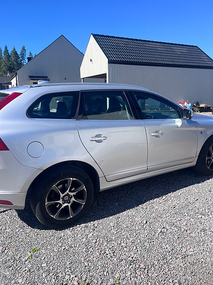 Volvo XC60 2 of 6