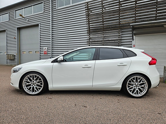 Volvo V40 2 of 18