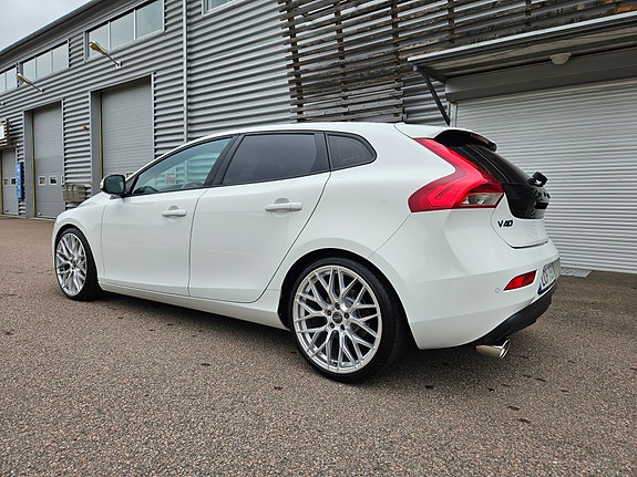 Volvo V40 3 of 18