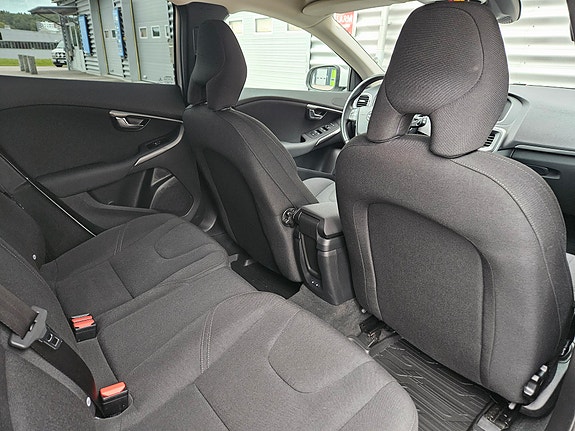 Volvo V40 12 of 18