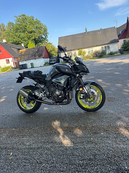 Yamaha MT-10 2 of 5