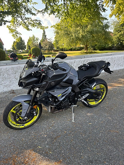 Yamaha MT-10 3 of 5