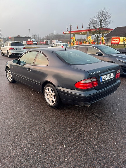 Mercedes-Benz CLK320 4 of 7