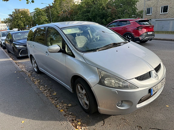 Mitsubishi Grandis 2 of 9