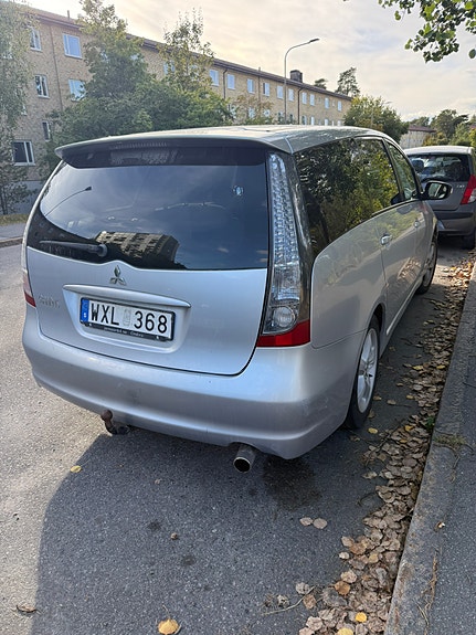 Mitsubishi Grandis 3 of 9
