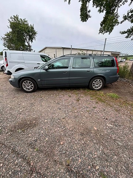 Volvo V70 2 of 9