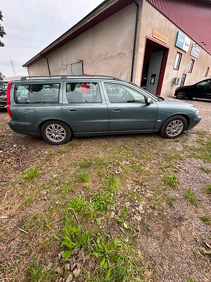 Volvo V70 3 of 9