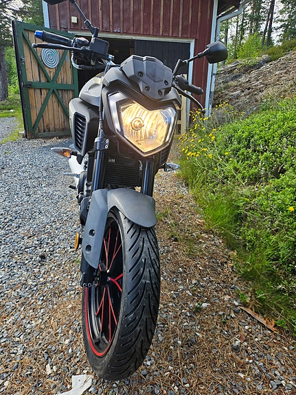 Yamaha MT-125 2 of 6
