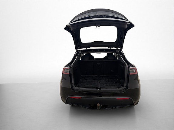Tesla Model Y 17 of 30
