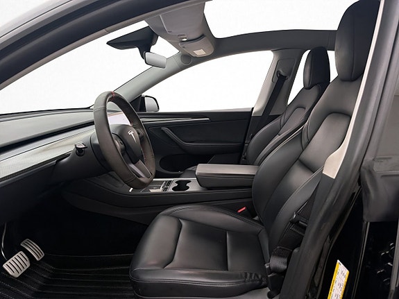 Tesla Model Y 22 of 30
