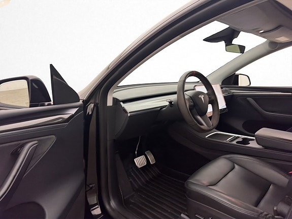 Tesla Model Y 21 of 30