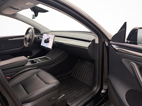 Tesla Model Y 14 of 30