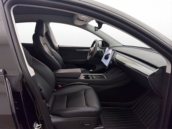 Tesla Model Y 15 of 30