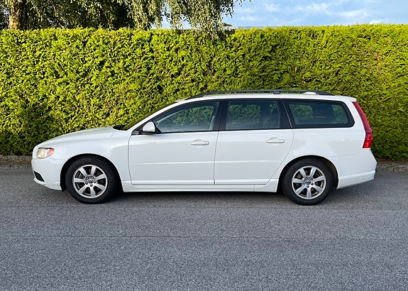 Volvo V70 2 of 9
