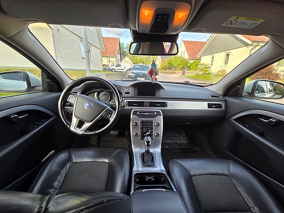 Volvo V70 3 of 5
