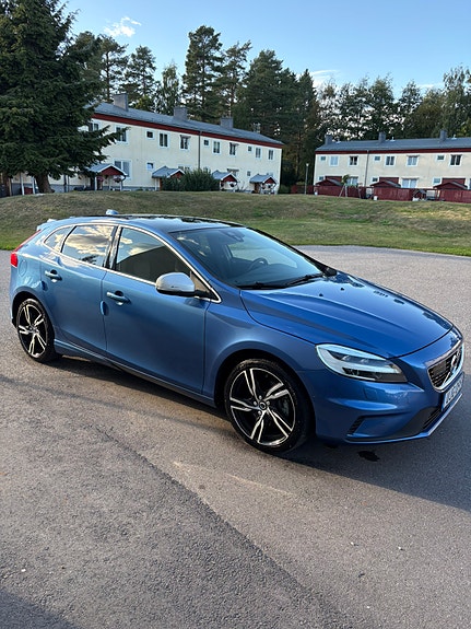 Volvo V40 2 of 12