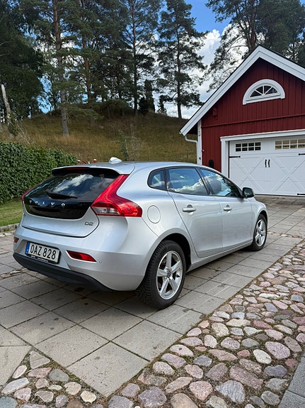 Volvo V40 2 of 4