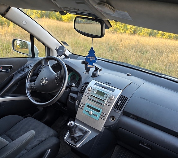 Toyota Corolla Verso 4 of 5