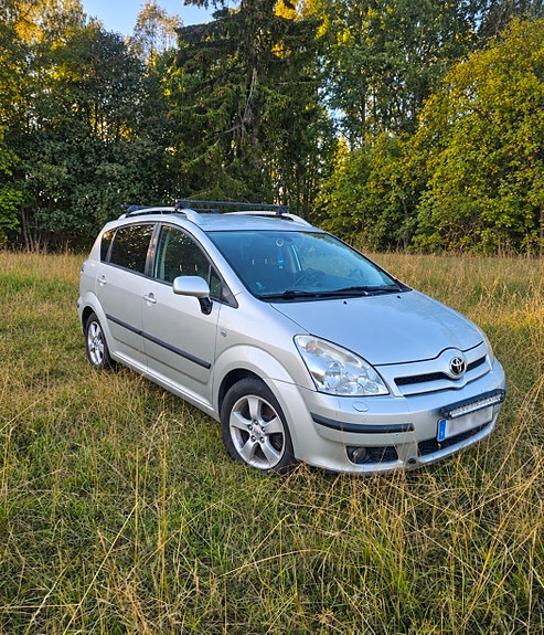 Toyota Corolla Verso 3 of 5