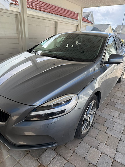 Volvo V40 2 of 9