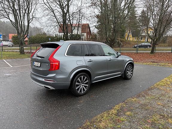 Volvo XC90 3 of 17