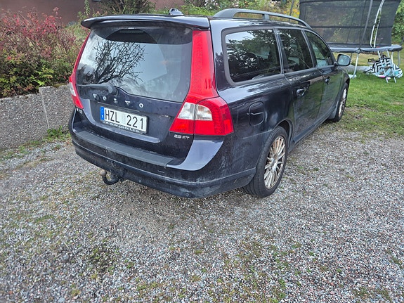 Volvo V70 3 of 5