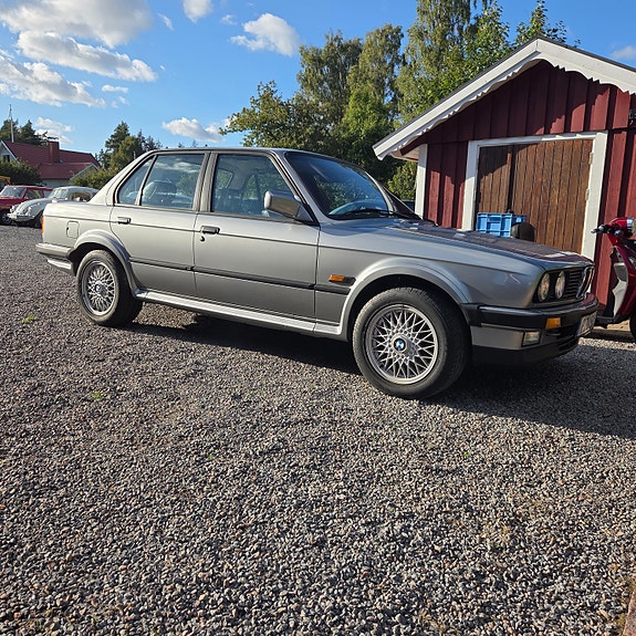BMW 325iX 2 of 12
