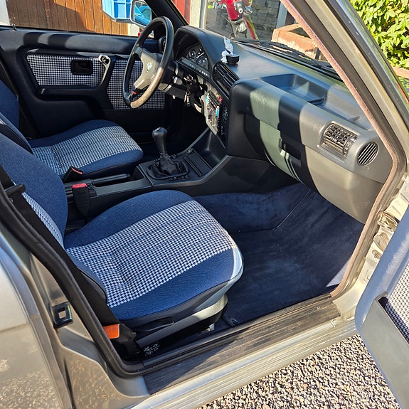 BMW 325iX 11 of 12