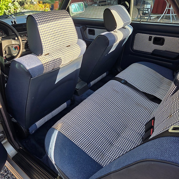 BMW 325iX 7 of 12