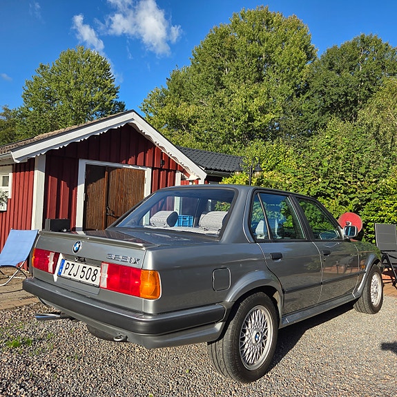 BMW 325iX 3 of 12