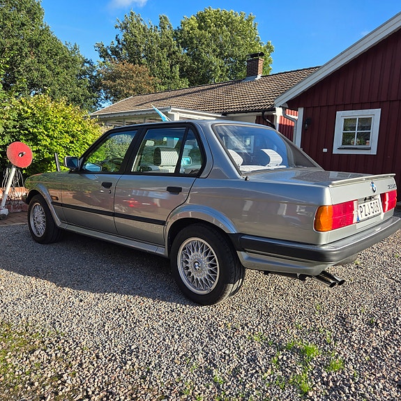 BMW 325iX 4 of 12