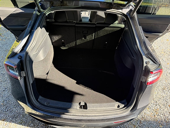 Tesla Model Y 10 of 10