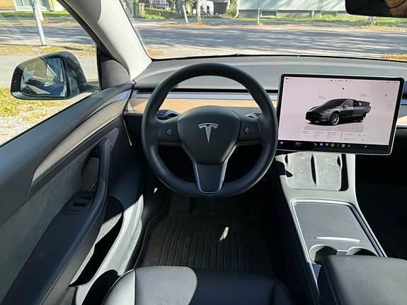 Tesla Model Y 8 of 10