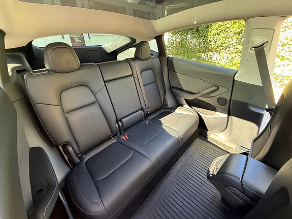 Tesla Model Y 9 of 10