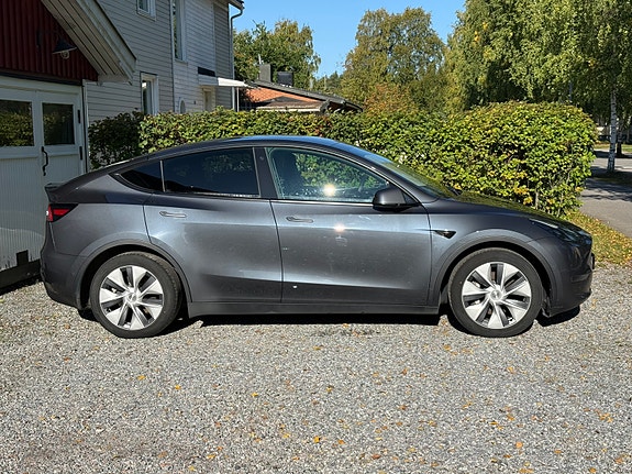 Tesla Model Y 4 of 10