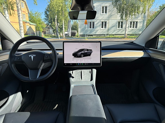 Tesla Model Y 7 of 10
